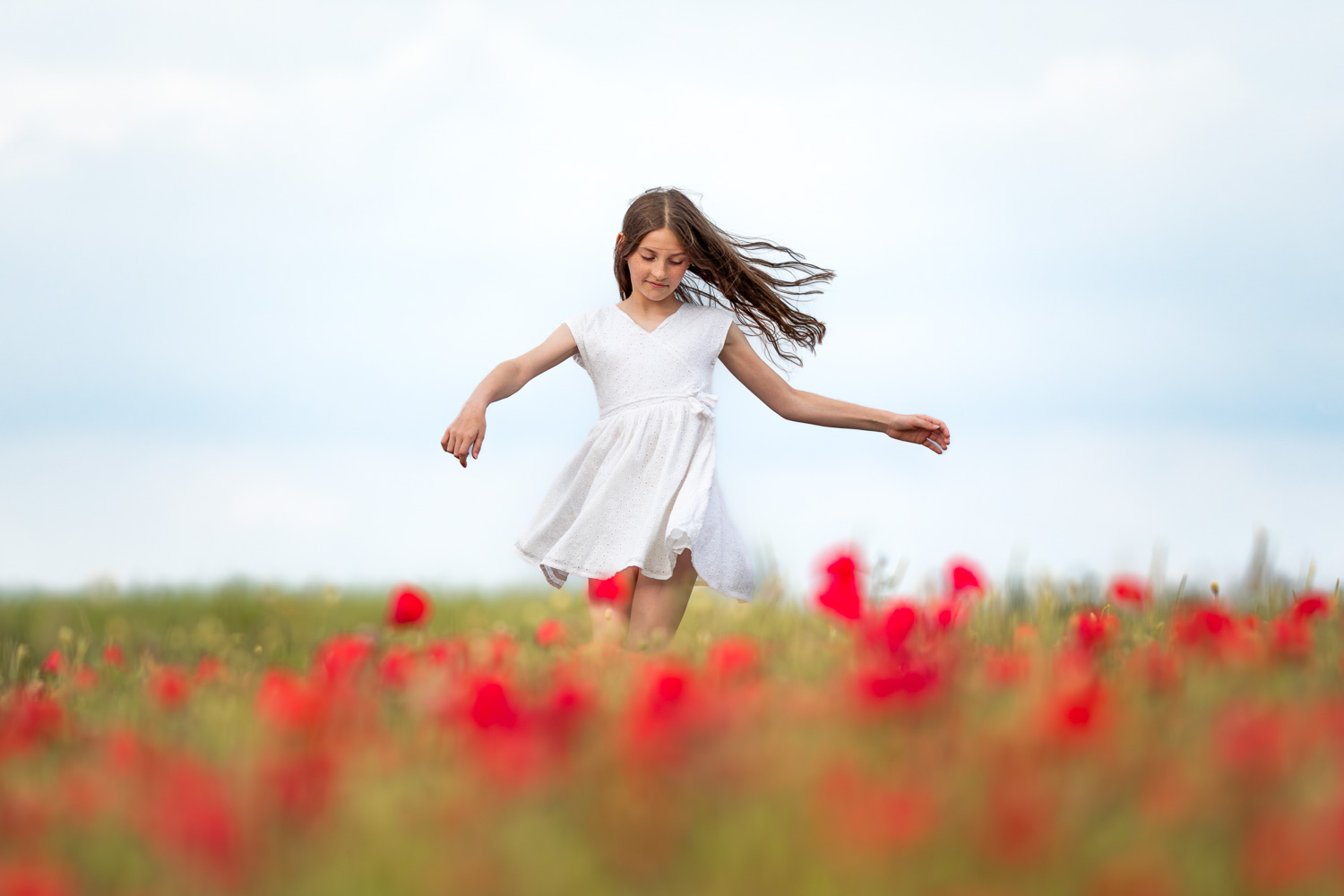 Séance photo d'enfant dans un champ de coquelicots dans le Pas-de-Calais