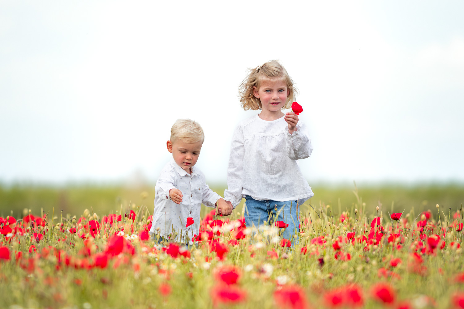 Séance photo avec des enfants dans un décor naturel et coloré au printemps