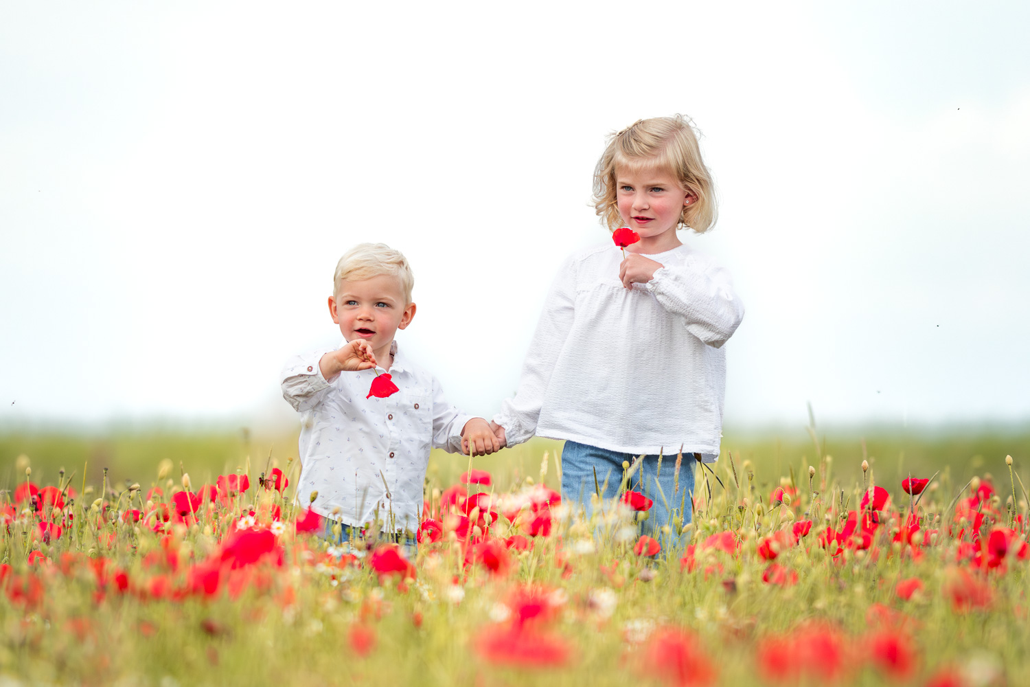 Séance photo avec des enfants dans un décor naturel et coloré au printemps