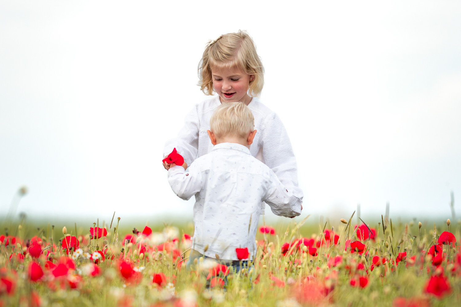 Séance photo avec des enfants dans un décor naturel et coloré au printemps