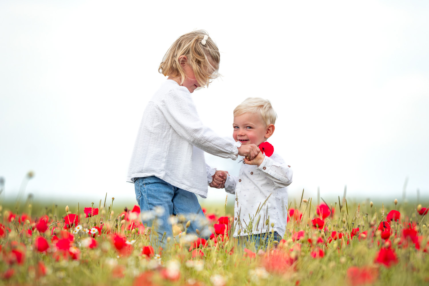 Séance photo avec des enfants dans un décor naturel et coloré au printemps