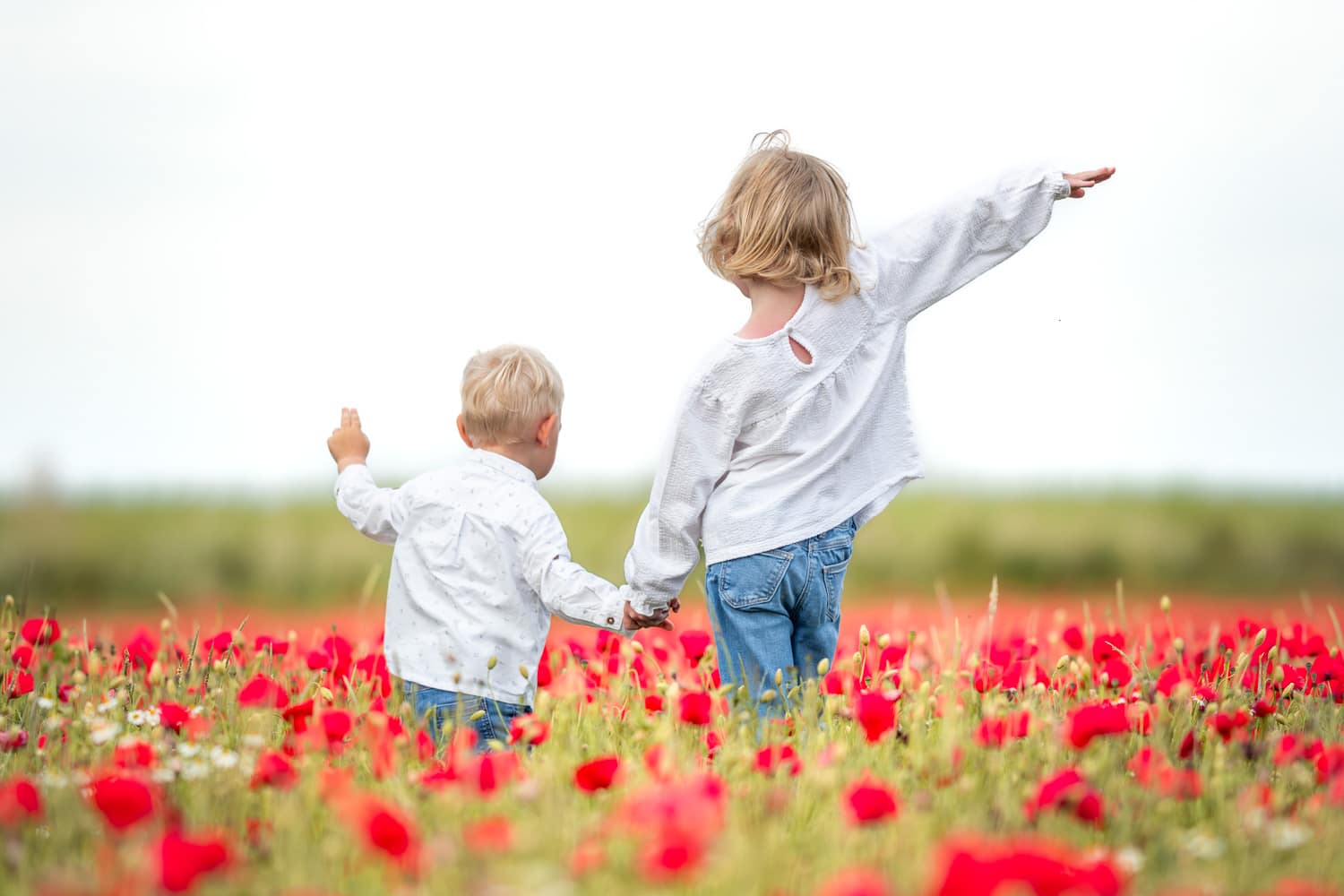 Séance photo avec des enfants dans un décor naturel et coloré au printemps